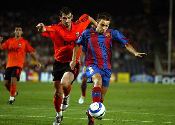 Cosmin Barcauan (li., Donetsk) gegen Xavi (FC Barcelona) Fußball EC 1 Herren Champions League 2004 2005, FC Barcelona - Shakhtar Donezk 3:0, Barca, Shakhtyor, Schachtjor, Gruppe pan7297, Barcelona Dynamik,  