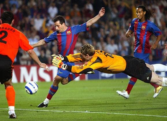 Ludovic Giuly (Mitte, FC Barcelona) setzt sich gegen Torwart Jan Lastuvka und Cosmin Barcauan (beide Donetsk) Fußball EC 1 Herren Champions League 2004 2005, FC Barcelona - Shakhtar Donezk 3:0, Barca, Shakhtyor, Schachtjor, Gruppe pan7297, Barcelona Dynamik,  