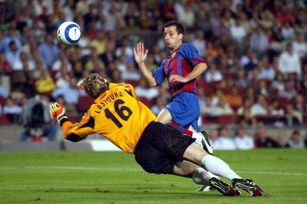 Ludovic Giuly (re., FC Barcelona) gegen Torwart Jan Lastuvka (Donetsk) Fußball EC 1 Herren Champions League 2004 2005, FC Barcelona - Shakhtar Donezk 3:0, Barca, Shakhtyor, Schachtjor, Gruppe pan7297, Barcelona Dynamik,  