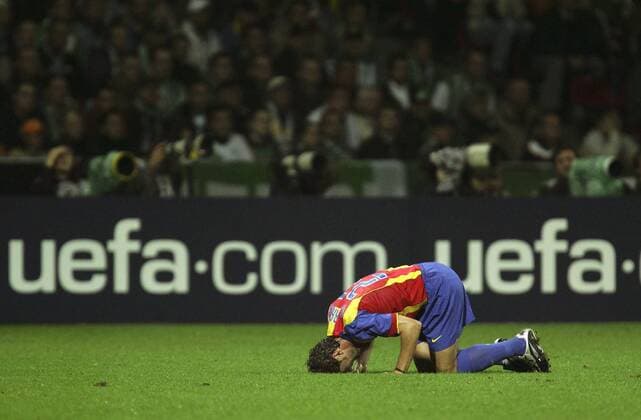 Curro Torres (Valencia) enttäuscht am Boden Fußball EC 1 Herren Champions League 2004 2005, FC Valencia Totale Bremen Enttäuschung,