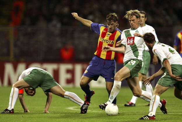 David Albelda (Mitte, Valencia) gegen Tim Borowski (re.) und Fabian Ernst (beide Bremen) Fußball EC 1 Herren Champions League 2004 2005, SV Werder Bremen - FC Valencia 2:1 Gruppe Bremen Dynamik,