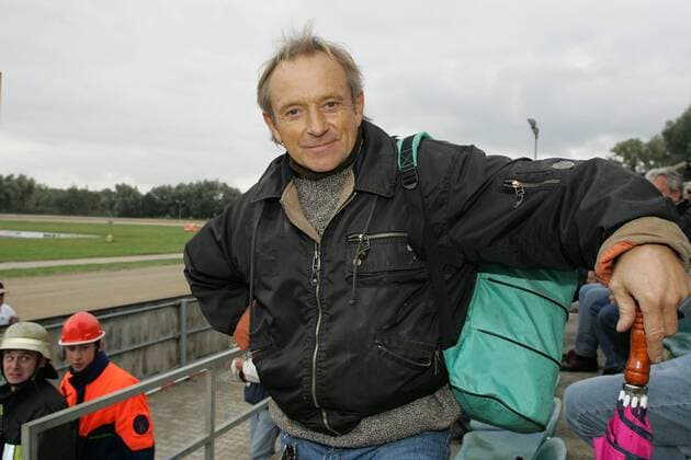 Egon Müller (Deutschland) zu Gast bei der Speedway-Langbahnmeisterschaft in Mühldorf - Egon Müller ist bis heute der einzige deutsche Speedway-Weltmeister Motorsport Herren Deutsche Langbahn Meisterschaft 2004, Speedway, Sandbahn, Motorrad, Motorradrennen, Motorradsport, Einzelbild Mühldorf