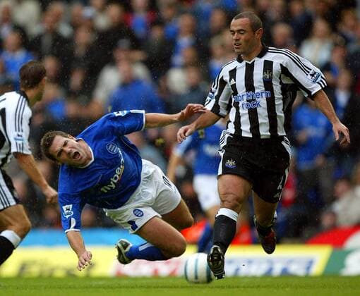 David Dunn (li., Birmingham) wird von Stephen Carr (Newcastle) zu Fall gebracht Fußball Herren English Premier League 2004 2005, 1. Englische Liga, Birmingham City - Newcastle United FC 2:2 Gruppe Birmingham Dynamik,