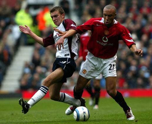 Anthony McMahon (li., Middlesbrough) gegen Mikael Silvestre (Manchester United) Fußball Herren English Premier League 2004 2005, 1. Englische Liga, Manchester United FC - FC Middlesbrough 1:1 Gruppe Manchester Dynamik,