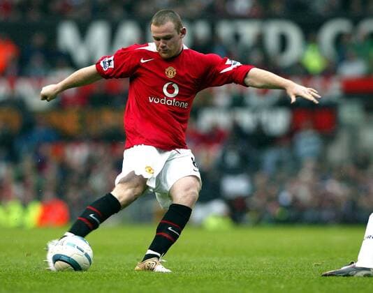 Wayne Rooney (Manchester United) zieht ab Fußball Herren English Premier League 2004 2005, 1. Englische Liga, Manchester United FC, ManU Einzelbild Manchester Dynamik,