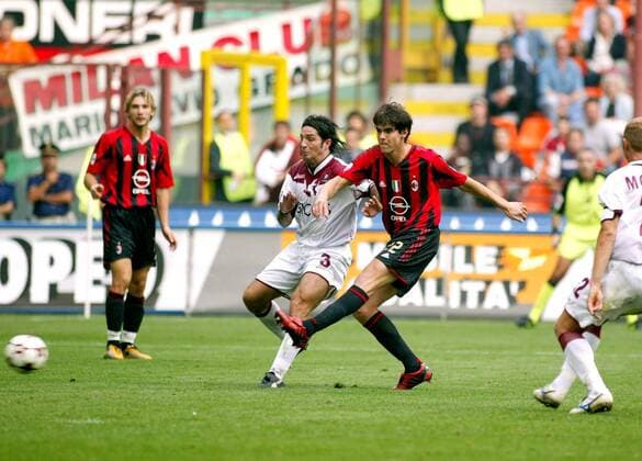 Kaka (Milan, re.) erzielt gegen Jacopo Balestri (Reggina, Mitte) das 2:1 Fußball Herren Serie A 2004 2005, 1. Italienische Liga, AC Mailand - Reggina Calcio 3:1, Vdig Gruppe Mailand Dynamik,