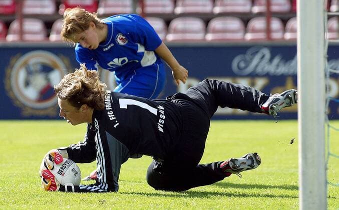 Torfrau Marleen Wissink (1. FFC Frankfurt) hält den Ball sicher, hi. Wimbersky (Potsdam) Fußball 1. BL Damen Saison 2004 2005, Frauen, Frauenfußball, 1. FFC Turbine Potsdam - 1. FFC Frankfurt 2:5, Vdig Gruppe Potsdam Dynamik,