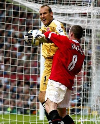 Torwart Mark Schwarzer (Middlesbrough) und Wayne Rooney (Manchester United) geraten aneinander Fußball Herren English Premier League 2004 2005, 1. Englische Liga, Manchester United FC - FC Middlesbrough 1:1 Gruppe Manchester Spannung,