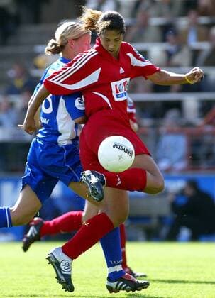 Steffi Jones (1. FFC Frankfurt, re.) gegen Odebrecht (Potsdam) Fußball 1. BL Damen Saison 2004 2005, Frauen, Frauenfußball, 1. FFC Turbine Potsdam - 1. FFC Frankfurt 2:5, Vdig Gruppe Potsdam Dynamik,
