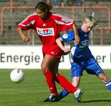 Steffi Jones (1. FFC Frankfurt, li.) gegen Conny Pohlers (Potsdam) Fußball 1. BL Damen Saison 2004 2005, Frauen, Frauenfußball, 1. FFC Turbine Potsdam - 1. FFC Frankfurt 2:5, Vdig Gruppe Potsdam Dynamik, Kampf,