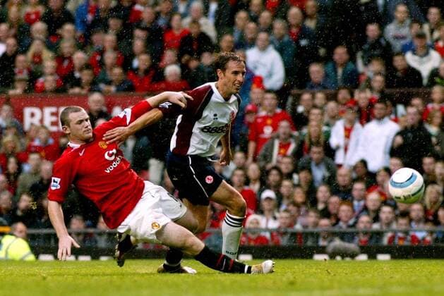 Wayne Rooney (li., Manchester United) gegen Gareth Southgate (Middlesbrough) Fußball Herren English Premier League 2004 2005, 1. Englische Liga, Manchester United FC - FC Middlesbrough 1:1, Gruppe Manchester Dynamik, Kampf,