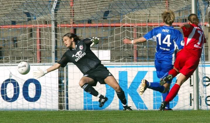 Katrin Kliehm (1. FFC Frankfurt, re.) hat abgezogen, Torfrau Nadine Angerer (Potsdam) kann nicht mehr eingreifen Fußball 1. BL Damen Saison 2004 2005, Frauen, Frauenfußball, 1. FFC Turbine Potsdam - 1. FFC Frankfurt 2:5, Vdig Gruppe Potsdam Dynamik,