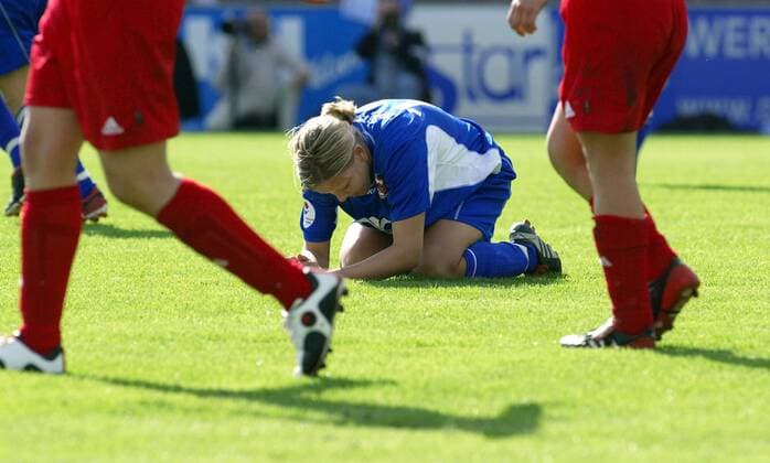 Viola Odebrecht (Potsdam) am Boden Fußball 1. BL Damen Saison 2004 2005, Frauen, Frauenfußball, 1. FFC Turbine Potsdam, Vdig Einzelbild Potsdam