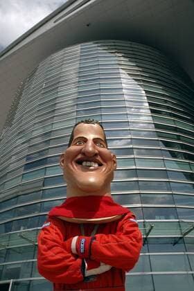 Michael Schumacher (Deutschland Ferrari) als Puppe am Rande des GP von China in Shanghai 2004 Motorsport Grand Prix Herren Großer Preis von China 2004, Formel 1 Weltmeisterschaft, F1, F, GP, WM Einzelbild Shanghai International Circuit Shanghai