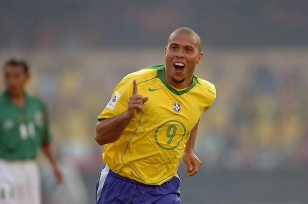 Ronaldo (Brasilien) - Torjubel Fußball Länderspiel Herren Weltmeisterschaftsqualifikation 2004, Länderspiel, Qualifikation, Nationalmannschaft, Nationalteam Einzelbild Sao Paulo Begeisterung, Freude,