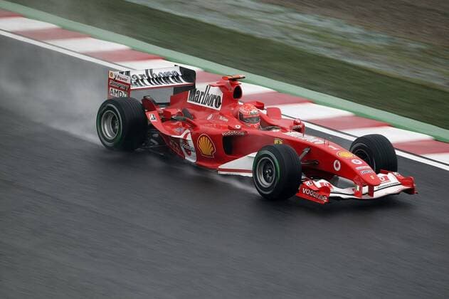 Michael Schumacher (Deutschland Ferrari) mit seinem Boliden auf regennasser Fahrbahn Motorsport Grand Prix Herren Großer Preis von Japan 2004, Formel 1 Weltmeisterschaft, F1, F, GP, WM Einzelbild International Racing Course Suzuka Dynamik,