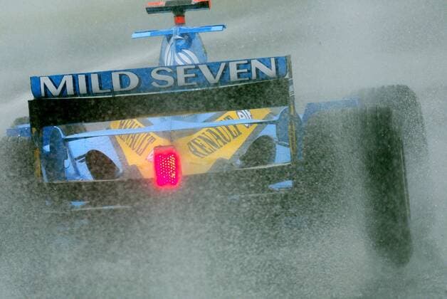 Jacques Villeneuve (Kanada Renault) mit seinem Boliden auf regennasser Fahrbahn Motorsport Grand Prix Herren Großer Preis von Japan 2004, Formel 1 Weltmeisterschaft, F1, F, GP, WM Einzelbild International Racing Course Suzuka