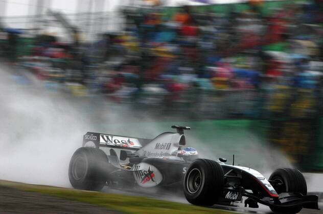 Kimi Räikkönen (Finnland McLaren-Mercedes) mit seinem Boliden auf regennasser Fahrbahn Motorsport Grand Prix Herren Großer Preis von Japan 2004, Formel 1 Weltmeisterschaft, F1, F, GP, WM Einzelbild International Racing Course Suzuka Dynamik,