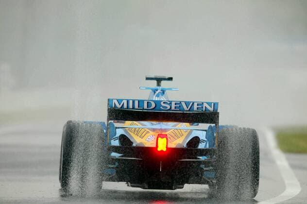 Fernando Alonso (Spanien Renault) mit seinem Boliden auf regennasser Fahrbahn Motorsport Grand Prix Herren Großer Preis von Japan 2004, Formel 1 Weltmeisterschaft, F1, F, GP, WM Einzelbild International Racing Course Suzuka