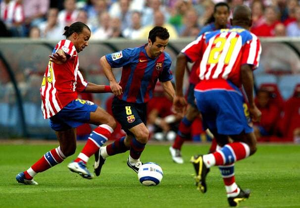 Ludovic Giuly (FC Barcelona, re.) gegen Peter Luccin (Atletico Madrid) Fußball Herren Primera Division 2004 2005, 1. Spanische Liga, Atletico Madrid - FC Barcelona 1:1, Barca, Vdig Gruppe pan7240 Madrid Dynamik,  