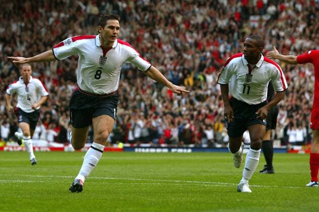 Torschütze Frank Lampard (li.) und Jermain Defoe (beide England) - Torjubel Fußball Länderspiel Herren Qualifikation 2004, Länderspiel Gruppe Nationalmannschaft, Nationalteam, Nationaltrikot Manchester Freude,