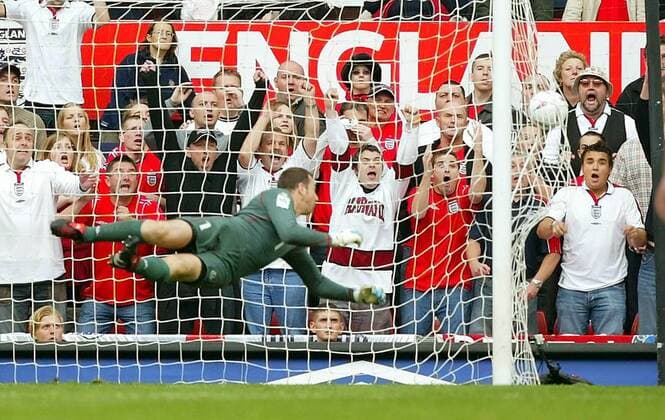 Tor für England: Torwart Paul Jones (Wales) ist geschlagen; im Hintergrund jubeln die englischen Fans Fußball Länderspiel Herren Weltmeisterschaftsqualifikation 2004, Qualifikation, Länderspiel, Nationalmannschaft, Nationalteam, Totale Manchester Freude
