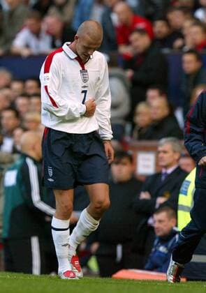 David Beckham (England) hat Seitenstechen Fußball Länderspiel Herren Weltmeisterschaftsqualifikation 2004, Qualifikation, Länderspiel, Nationalmannschaft, Nationalteam, Einzelbild Manchester Erschöpfung,