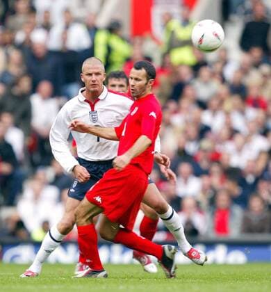 David Beckham (England, li.) gegen Ryan Giggs (Wales) Fußball Länderspiel Herren Weltmeisterschaftsqualifikation 2004, Qualifikation, Länderspiel, Nationalmannschaft, Nationalteam, Gruppe Manchester