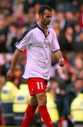 Ryan Giggs (Wales) enttäuscht nach dem Trikottausch Fußball Länderspiel Herren Weltmeisterschaftsqualifikation 2004, Qualifikation, Länderspiel, Nationalmannschaft, Nationalteam, Einzelbild Manchester Enttäuschung,