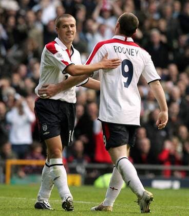 Michael Owen (li.) klopft Wayne Rooney (beide England) anerkennend auf die Schulter Fußball Länderspiel Herren Qualifikation 2004, Länderspiel, Gruppe Manchester