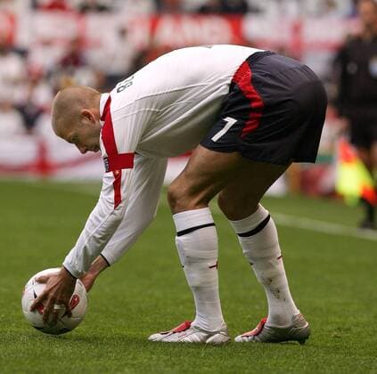 David Beckham (England) legt sich den Ball zum Freistoß zurecht Fußball Länderspiel Herren Qualifikation 2004, Länderspiel, Einzelbild Manchester