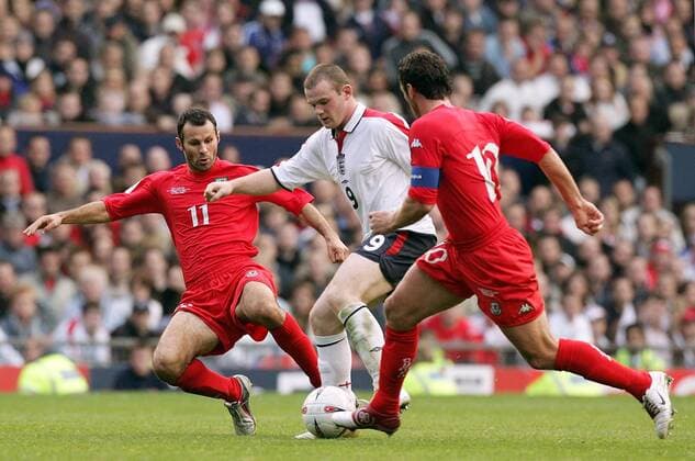 Wayne Rooney (England, Mitte) gegen Ryan Giggs (li.) und Gary Speed (beide Wales) Fußball Länderspiel Herren Qualifikation 2004, Länderspiel, Gruppe Manchester Dynamik,