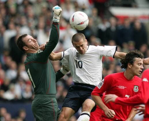 Michael Owen (England, Mitte) scheitert an Torwart Paul Jones, re. Simon Davies (beide Wales) Fußball Länderspiel Herren Qualifikation 2004, Länderspiel, Gruppe Manchester Dynamik,