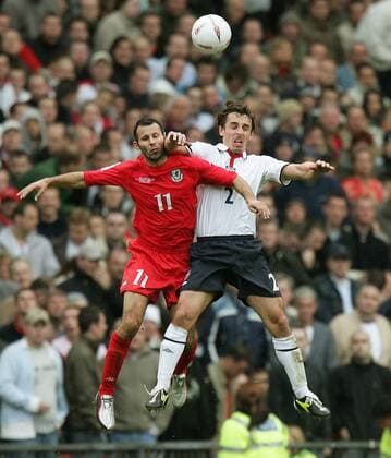 Gary Neville (England, re.) gegen Ryan Giggs (Wales) Fußball Länderspiel Herren Qualifikation 2004, Länderspiel, Gruppe Manchester Dynamik, Höhe, Kampf,