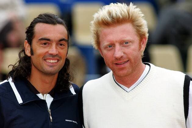 Boris Becker (Deutschland, re.) mit seinem Gegner Sergi Bruguera (Spanien) Tennis Herren Delta Tour of Champions 2004, ATP Seniors, Vdig Gruppe pan7381 Paris Freude,  