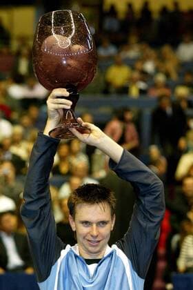 Robin Söderling (Schweden) gewinnt das Tournoi de Lyon und präsentiert stolz die Siegertrophäe Tennis Herren Tournoi de Lyon 2004, ATP-Tour, Indoor, Hallentennis, Einzelbild Pan7367 Lyon Freude,  