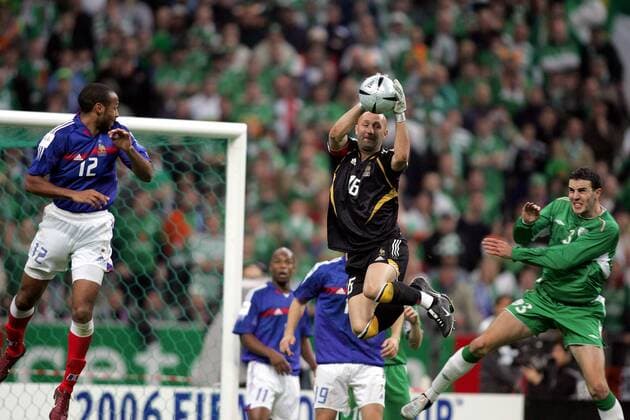 Torwart Fabien Barthez (Mitte, Frankreich) holt den Ball sicher vor John O Shea (re., Irland) aus der Luft, li. Thierry Henry (Frankreich) Fußball Länderspiel Herren Qualifikation 2004, Länderspiel, Nationalmannschaft, Nationalteam, Vdig Gruppe pan7371 Paris Dynamik, Abwehr,  