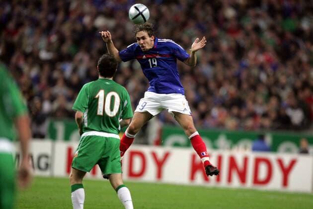Gael Givet (hi., Frankreich) - Kopfball, Robbie Keane (Irland) schaut zu Fußball Länderspiel Herren Qualifikation 2004, Länderspiel, Nationalmannschaft, Nationalteam, Vdig Gruppe pan7373 Paris Dynamik,  