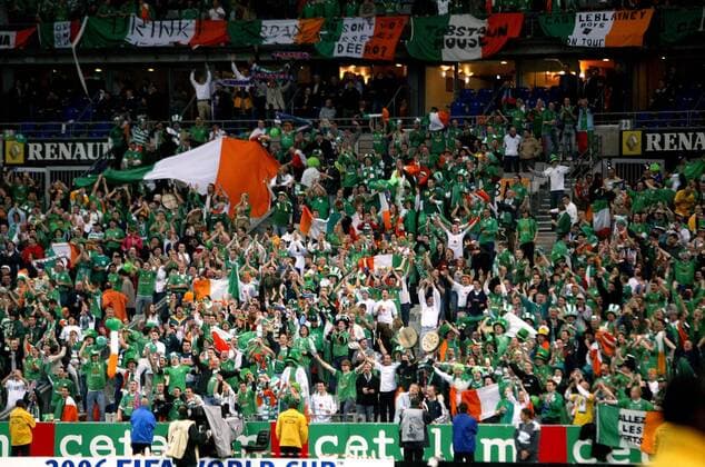 Der Irische Fanblock im Stade de France - 25.000 irische Fans haben das Nationalteam nach Paris begleitet Fußball Länderspiel Herren Qualifikation 2004, Länderspiel, Nationalmannschaft, Nationalteam, Vdig Totale pan7373 Paris Begeisterung, Freude,  