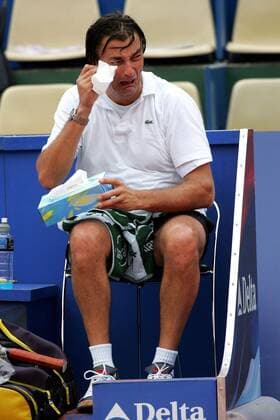 Spaßvogel Henri Leconte (Frankreich) lässt seinen Tränen nach der Niederlage freien Lauf Tennis Herren Delta Tour of Champions 2004, ATP Seniors, Vdig Einzelbild pan7381 Paris  