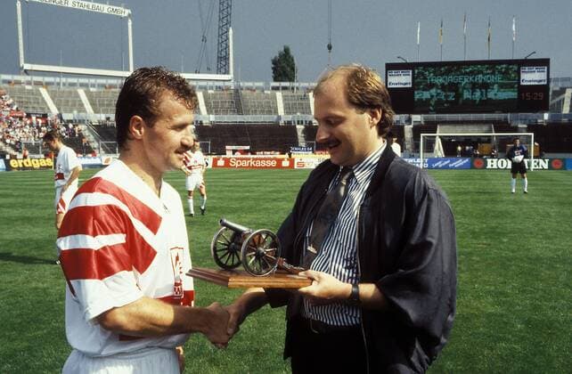 Fritz Walter (li., Stuttgart) nimmt die Kicker Torjägerkanone von Klaus Smentek (kicker) in Empfang, mit der er für seine 22 Tore in der Saison 1991 1992 ausgezeichnet wurde Fußball 1. BL Herren DEUTSCHSPRACHIGE SPORTZEITSCHRIFTEN UND -ZEITUNGEN NUR NACH RÜCKSPRACHE, Saison 1992 1993 Gruppe Stuttgart