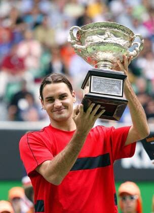 Sieger Roger Federer (Schweiz) präsentiert stolz seine Trophäe der Australian Open - PUBLICATION ONLY FOR GERMAN, SWISS AND AUSTRIAN MEDIA! Tennis Herren Australian Open 2004, ATP Tour, Grand Slam, Finale, Endspiel Einzelbild Melbourne