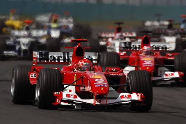 Michael Schumacher (Deutschland Ferrari) führt nach dem Start zum GP von Ungran in Budapest 2004 das Feld an Motorsport Grand Prix Herren Großer Preis von Ungarn 2004, Formel 1 Weltmeisterschaft, F1, F, GP, WM Gruppe Hungaroring Budapest