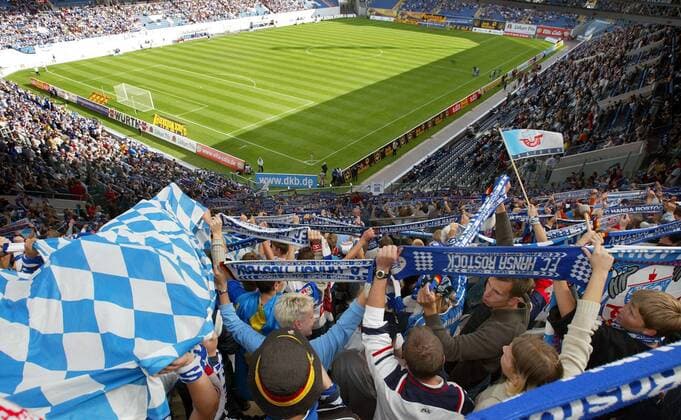 Fußball, Stadiongeschichte FC Hansa Rostock Hansa Fans präsentieren im Rostocker Ostseestadion schon vor dem Spiel ihre Schals Fußball 1. BL Herren Saison 2004 2005, FC Hansa Rostock Totale Ostseestadion Rostock