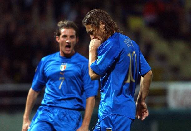 Francesco Totti (Italien) küßt still seinen Ehering - Torjubel Fußball Länderspiel Herren Qualifikation 2004, Länderspiel, Nationalmannschaft, Nationalteam, Nationaltrikot Einzelbild Parma Glück, Freude,