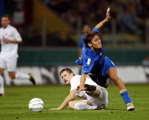 Francesco Totti (Italien, re.) kommt im Zweikampf mit seinem weißrussischen Gegenspieler zu Fall - PUBLISHING RIGHTS FOR GERMAN MEDIA ONLY Fußball Länderspiel Herren Qualifikation 2004, Länderspiel, Nationalmannschaft, Nationalteam, Nationaltrikot Gruppe Parma Dynamik, Kampf,