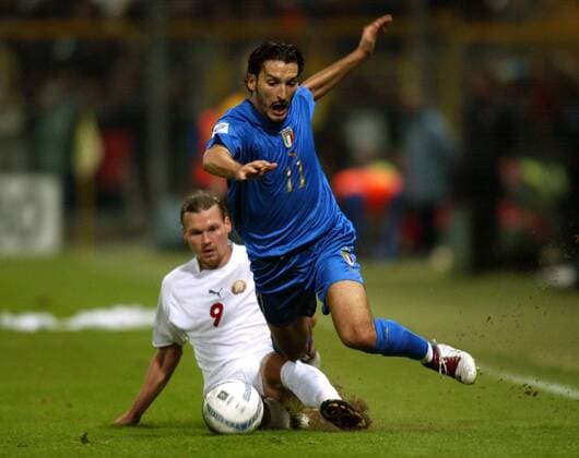 Gianluca Zambrotta (Italien, re.) kommt im Zweikampf mit Maxim Romaschenko (Weißrußland) zu Fall - PUBLISHING RIGHTS FOR GERMAN MEDIA ONLY Fußball Länderspiel Herren Qualifikation 2004, Länderspiel, Nationalmannschaft, Nationalteam, Nationaltrikot Gruppe Parma Dynamik, Kampf,