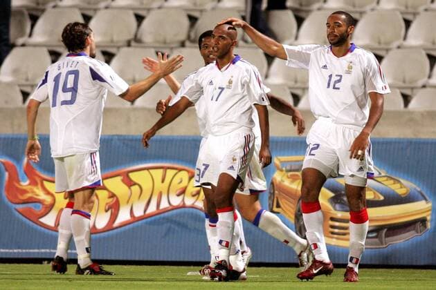 Torjubel Frankreich, v. re.: Thierry Henry, Olivier Dacourt, Patrice Evra und Gael Givet Fußball Länderspiel Herren Qualifikation 2004, Länderspiel, Nationalmannschaft, Nationalteam Gruppe pan7398 Nikosia, Freude,  