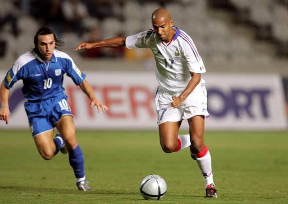 Olivier Dacourt (Frankreich, re.) am Ball, li. Konstantinos Charalambides (Zypern) Fußball Länderspiel Herren Qualifikation 2004, Länderspiel, Nationalmannschaft, Nationalteam Gruppe pan7398 Nikosia, Dynamik,  