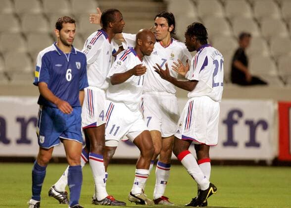 Torjubel Frankreich, v.re.: Pegguy Luyindula, Robert Pires, Sylvain Wiltord und Patrick Vieira, li. Stelios Okkarides (Zypern) Fußball Länderspiel Herren Qualifikation 2004, Länderspiel, Nationalmannschaft, Nationalteam Gruppe pan7398 Nikosia, Freude,  